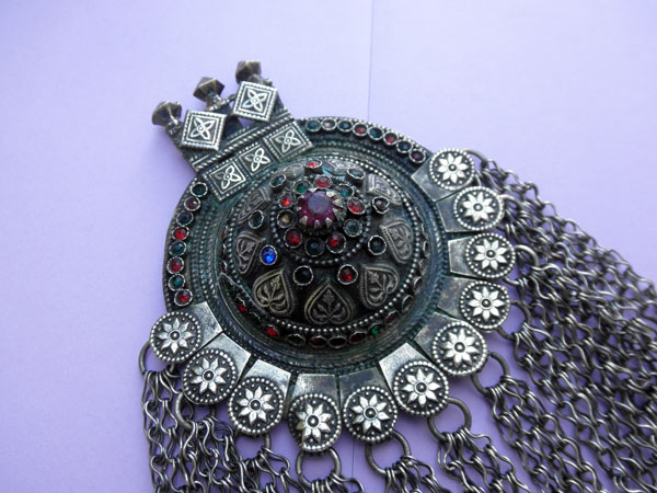 Colgante etnico artesanal procedente de Dagestan.. Foto 1