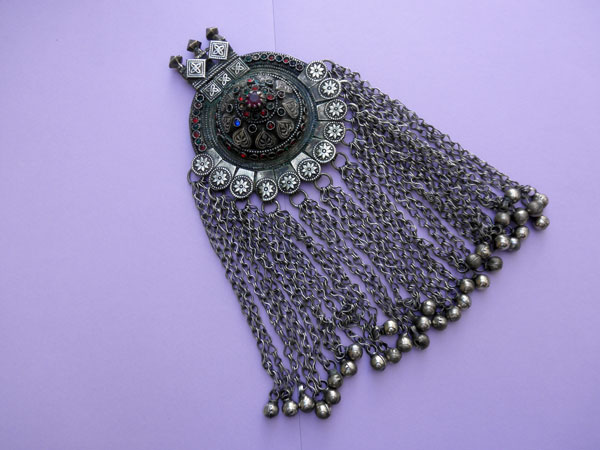 Ethnic traditional handmade pendant from Dagestan. Foto 2