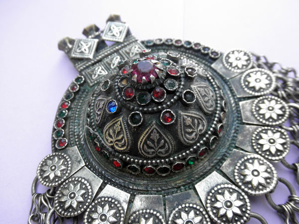 Colgante etnico artesanal procedente de Dagestan.. Foto 3