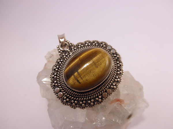 Colgante de plata y ojo de tigre de Tibet.. Foto 1