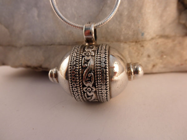 Colgante de plata tradidional etnico de Rajhastan, India.. Foto 2