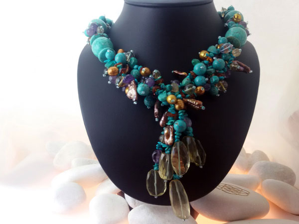 Collar artesanal de Turquesas, Cuarzos y Perlas,. Foto 1
