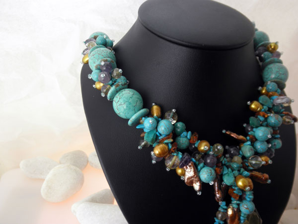 Collar artesanal de Turquesas, Cuarzos y Perlas,. Foto 2