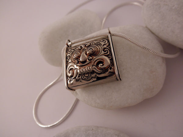 Ethnic traditional Sterling silver pendant from Bali.. Foto 3