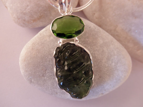 Handmade Sterling silver Moldavite and green Topaz pendant.. Foto 1