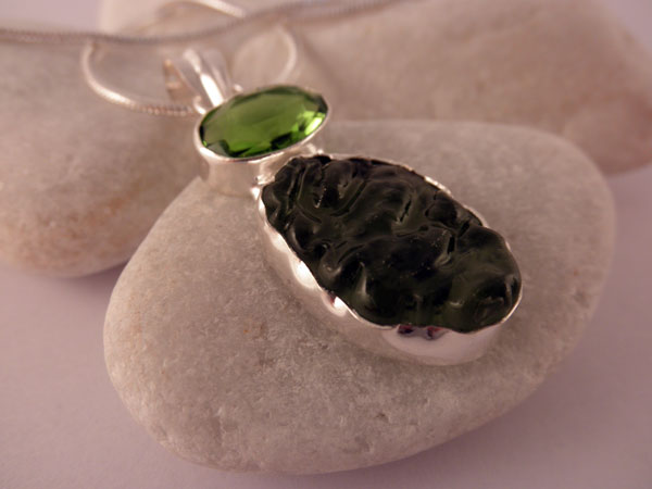 Handmade Sterling silver Moldavite and green Topaz pendant.. Foto 2