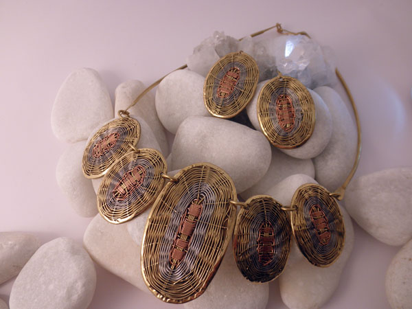 Conjunto collar y pendientes etnicos artesanales.. Foto 1