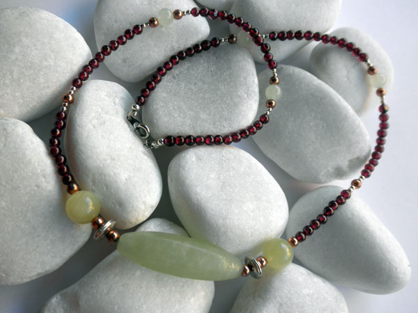 Collar artesanal de plata y cobre. Prehenita, granate y jade.. Foto 1