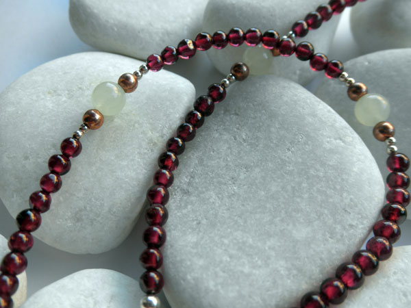 Collar artesanal de plata y cobre. Prehenita, granate y jade.. Foto 2