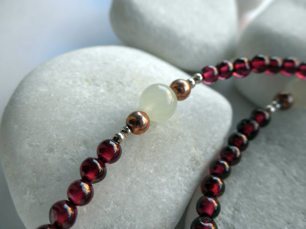 Collar artesanal de plata y cobre. Prehenita, granate y jade.. Foto 3