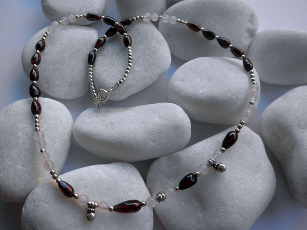 Collar artesanal de plata, granate y cuarzo rosa.. Foto 1