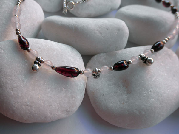 Collar artesanal de plata, granate y cuarzo rosa.. Foto 2