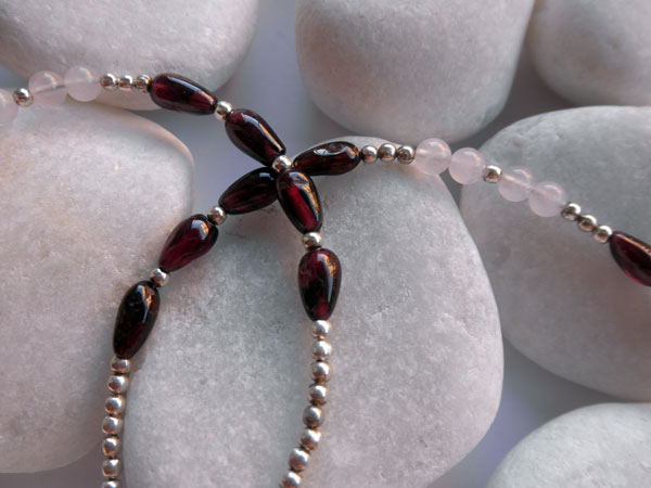 Collar artesanal de plata, granate y cuarzo rosa.. Foto 3