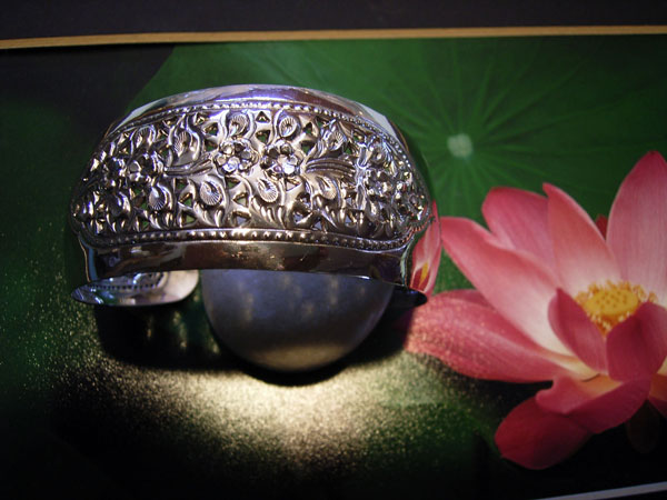 Pulsera de plata artesanalmente labrada. Norte de Tailandia. Foto 1