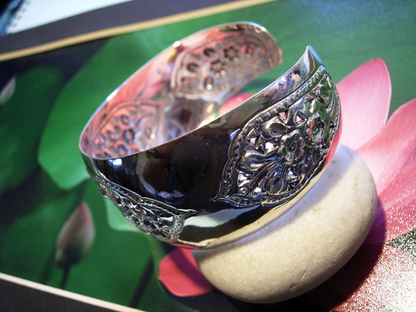 Pulsera de plata artesanalmente labrada. Norte de Tailandia. Foto 2