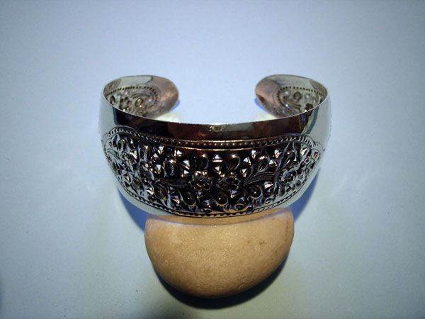Pulsera de plata artesanalmente labrada. Norte de Tailandia. Foto 3