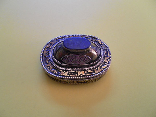 Ethnic Silver box with Lapislazuli. Foto 1