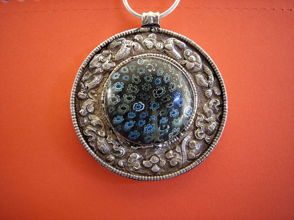 Antiguo colgante tradicional de plata afghano. Foto 1