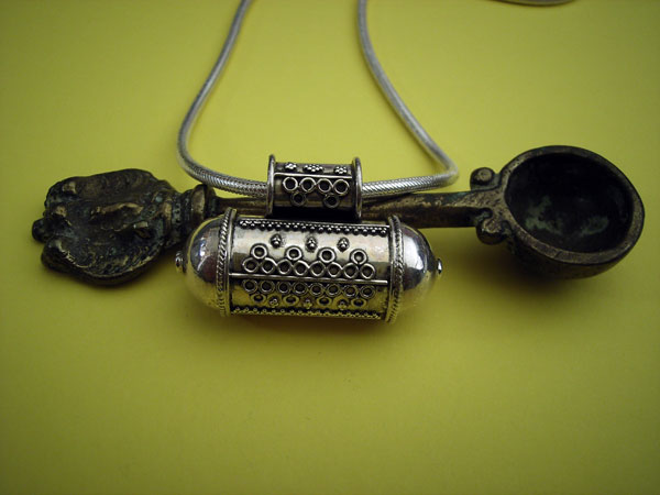 Colgante de plata de artesania tradicional. Ta�wiz. Foto 1