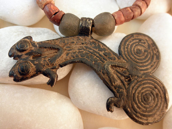 Collar etnico de bronce, camaleones abrazados. Benin, Africa. Foto 1