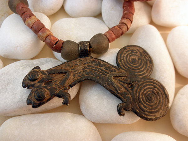 Collar etnico de bronce, camaleones abrazados. Benin, Africa. Foto 2
