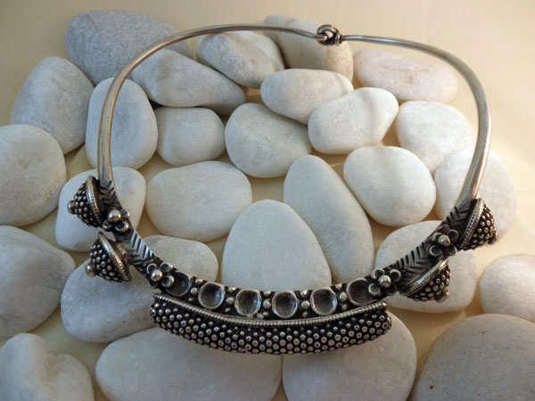 Collar artesanal de plata procedente de Orissa, India. Foto 1