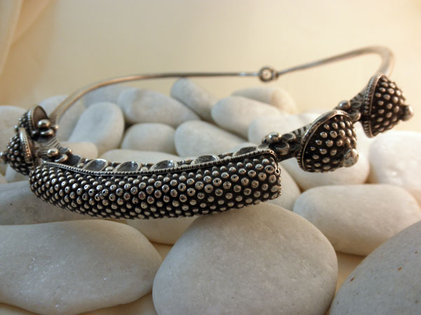 Collar artesanal de plata procedente de Orissa, India. Foto 2