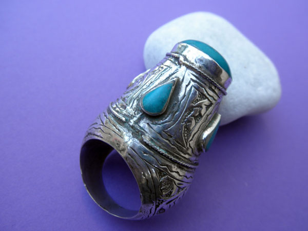 Anillo etnico tradicional de plata y turquesas.. Foto 1