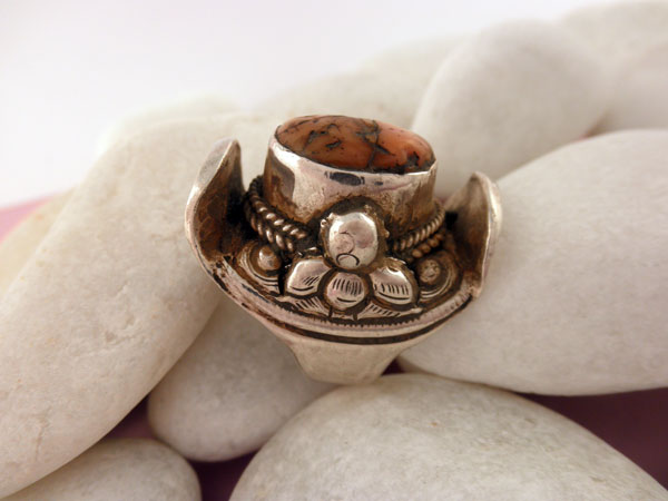 Antique silver and Coral ring from Tibet. Foto 1