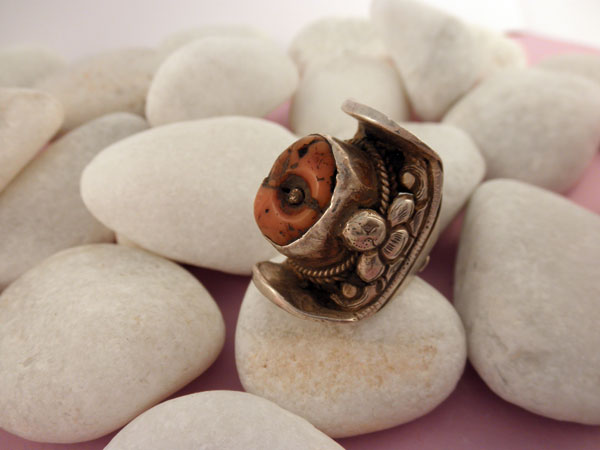Antique silver and Coral ring from Tibet. Foto 3
