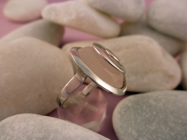 Anillo artesanal de plata y Cuarzo Rosa.. Foto 2