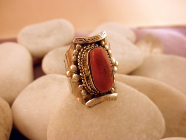 Desfiladero Largo telescopio Anillo tradicional tibetano hecho artesanalmente de plata y Coral - 90 eur.  - Joyería Anillos etnicos - Joyería Étnica QAF