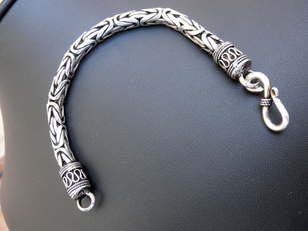 Pulsera artesanal de plata de ley, elaborada en Bali. Foto 1