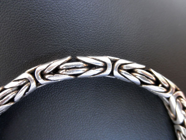 Pulsera artesanal de plata de ley, elaborada en Bali. Foto 2