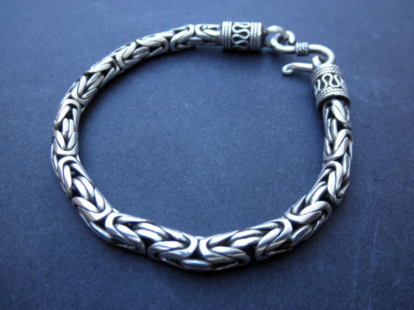 Pulsera artesanal de plata de ley, elaborada en Bali. Foto 1