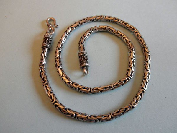 Cadena artesanal de plata de ley. Bali.. Foto 1