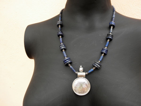 Collar tradicional de plata y Lapis lazuli.. Foto 1