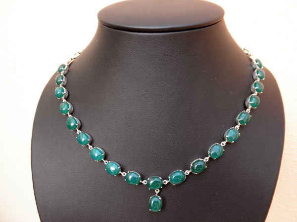 Conjunto de collar y pulsera artesanales de plata y Agatas verdes.. Foto 1