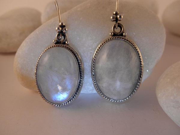 Pendientes etnicos artesanales de plata y piedra de luna.. Foto 1