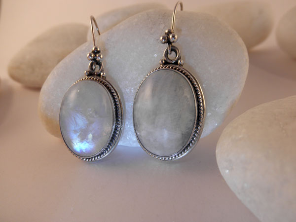 Pendientes etnicos artesanales de plata y piedra de luna.. Foto 2