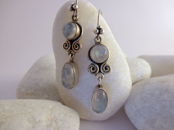 Pendientes etnicos artesanales de plata y piedra de luna.. Foto 1