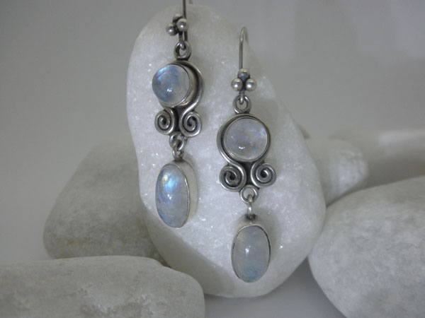 Pendientes etnicos artesanales de plata y piedra de luna.. Foto 2