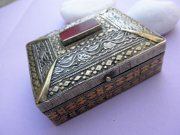 Antique silver, bronze and Agate box from Afghanistan.. Foto 1