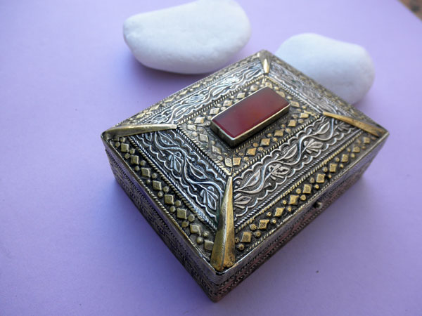 Antique silver, bronze and Agate box from Afghanistan.. Foto 2