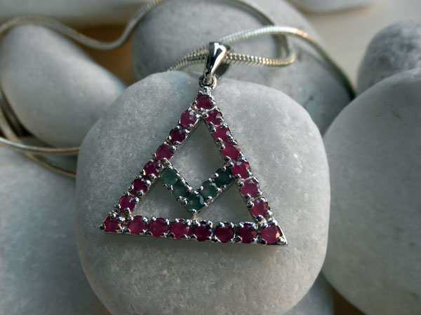 Traditional symbolic Sterling silver, Rubis and Emerald pendant.. Foto 2