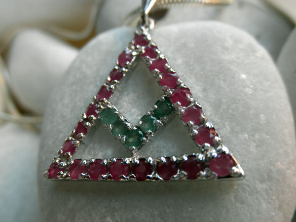 Traditional symbolic Sterling silver, Rubis and Emerald pendant.. Foto 3