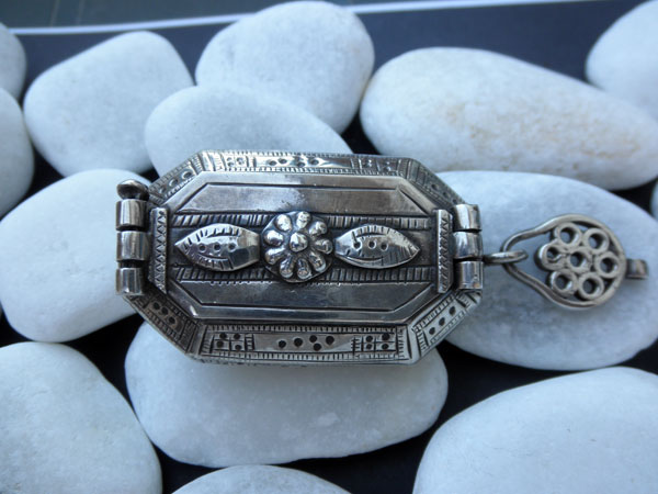 Antique ethnic tribal silver box from Rajhastan, India. Foto 1