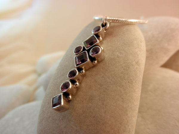 Handmade Sterling Silver and Amethyst gemstones pendant.. Foto 2