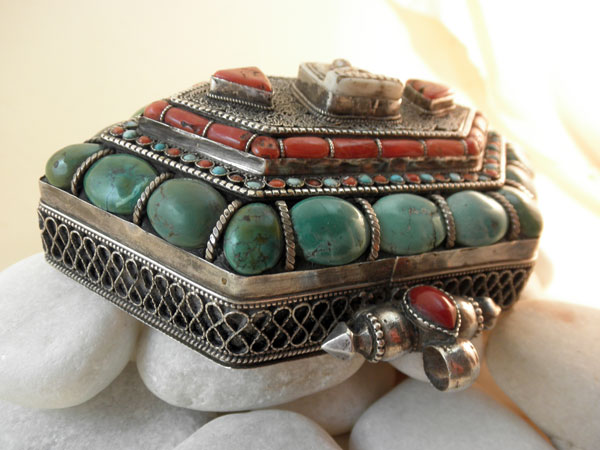 "Ga,u". Silver, turquoises and coral pendant. Tibet. Foto 1