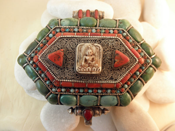 "Ga,u". Silver, turquoises and coral pendant. Tibet. Foto 2